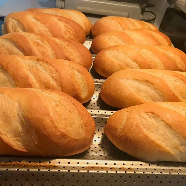 Bánh Mì Vịt Quay Ăn Với Nước Chấm
